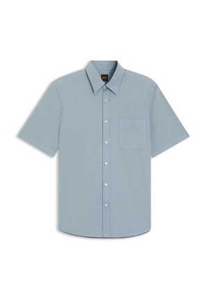 Lyseblå kortermet skjorte med knapper, en lomme foran og spiss krage, lagt flatt på hvit bakgrunn.