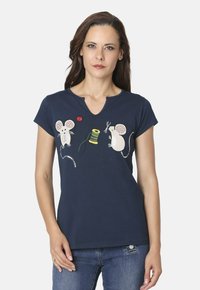 Camiseta de algodón azul marino con mangas cortas, que presenta ratones bordados y un carrete de hilo colorido. Notable diseño de escote en V y botón de acento rojo.