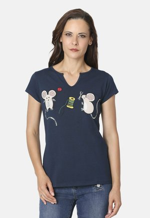 Camiseta de algodón azul marino con mangas cortas, que presenta ratones bordados y un carrete de hilo colorido. Notable diseño de escote en V y botón de acento rojo.