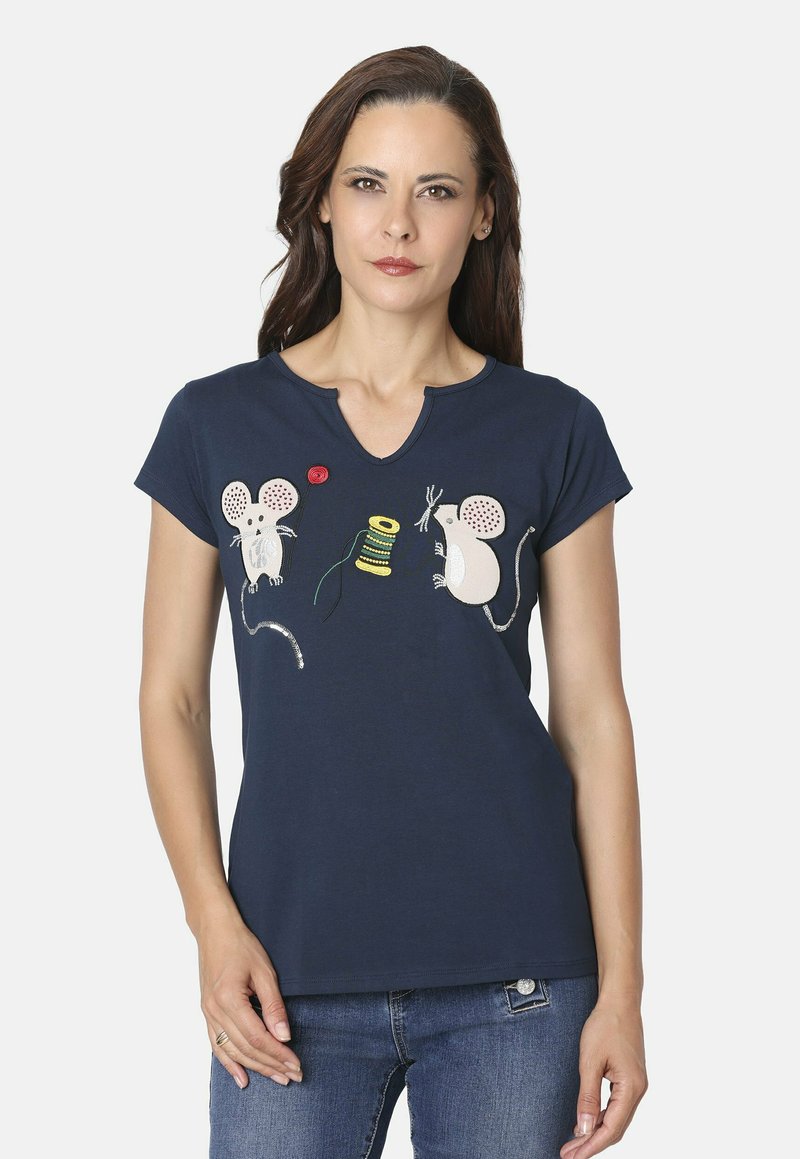 Camiseta de algodón azul marino con mangas cortas, que presenta ratones bordados y un carrete de hilo colorido. Notable diseño de escote en V y botón de acento rojo.