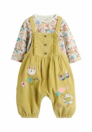 Gul babyfløjl romper med knapper, blomster- og dyrebroderi, båret over hvid blomstermønstret skjorte med lange ærmer.