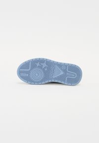 Suola di scarpa blu chiaro con motivo a spina di pesce e accento circolare. Presenta dettagli testurizzati e il logo del marchio impresso di lato.