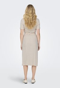 Beige linnekjole med korte ermer, belte i midjen og midtplangjerd, med en glatt tekstur og subtil, minimalistisk design.