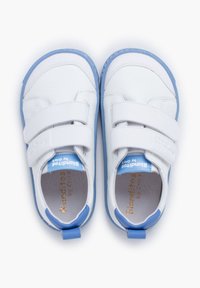 Weiße Sneakers mit blauen Akzenten, ausgestattet mit einem strukturierten Obermaterial, zwei verstellbaren Klettverschlüssen und einer gepolsterten Innensohle für Komfort.