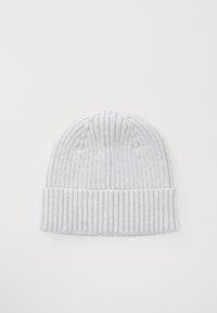 Grijze gebreide beanie met een geribbelde textuur en een omgeslagen rand, met verticale lijnen. Gemaakt van zachte, rekbare stof.
