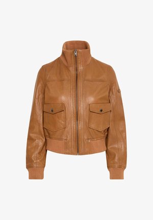 Barna bőr dzseki elöl cipzárral, két gombos zsebkendő zsebbel, bordázott gallérral, mandzsettákkal és alsó résszel, fehér háttéren bemutatva.