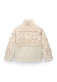 Pulover bej cu guler înalt, realizat dintr-un material fleece moale și texturat, având cuvântul "NAPA" embosat pe piept într-un panou de contrast.