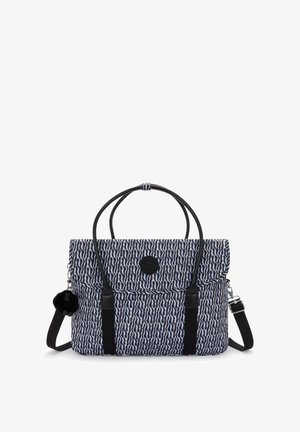 Bolso de tela estampada en azul marino y blanco, con asas de cuero negro, un adorno de pompones y un cierre con solapa que incluye un detalle de logo.