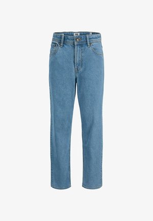 Ciemnoszary sweatshirt z okrągłym dekoltem i haftowanym napisem, w połączeniu z jasnoniebieskimi dżinsami i białymi sneakersami. Swobodny strój, luźny krój.