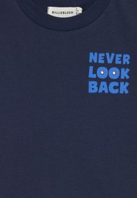Marineblå bomull T-skjorte med fet blå tekst "NEVER LOOK BACK" med rosa øyeakenter, rund hals og korte ermer.