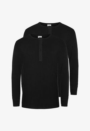 Zwei schwarze Langarm-Henley-Shirts aus Baumwolle mit einem Knopfverschluss, Rundhals und gesteppten Akzenten an Ärmeln und Saum.