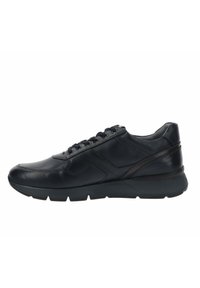Zwarte leren sneaker met een ronde neus, vetersluiting en contrasterende textuurpanelen. Voorzien van een stevige rubberen zool voor grip.