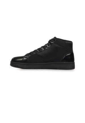Schwarzer High-Top-Sneaker mit einer glatten Leder-Zehenkappe, Mesh-Seitenpanelen und strukturierten Akzenten. Verfügt über schwarze Schnürsenkel und eine Gummisohle.
