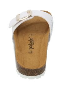 Sandal in pelle bianca con fibbia, suola in sughero e soletta testurizzata. La suola è bianca con un accento in sughero marrone.