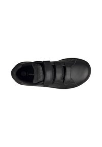 Zapatilla deportiva negra con un upper de cuero liso, tres correas de Velcro, un cuello acolchado y una plantilla texturizada. Diseño simple sin logotipos prominentes.