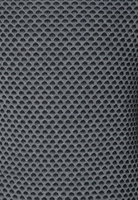 Dunkelgrauer Stoff mit einer strukturierten, erhöhten Musterung aus kleinen Kuppeln, die einen 3D-Effekt erzeugen. Das Material wirkt elastisch und atmungsaktiv.