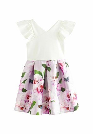 Robe blanche sans manches avec épaules volantées et jupe évasée ornée de fleurs roses, de feuilles vertes et d'imprimés papillons.