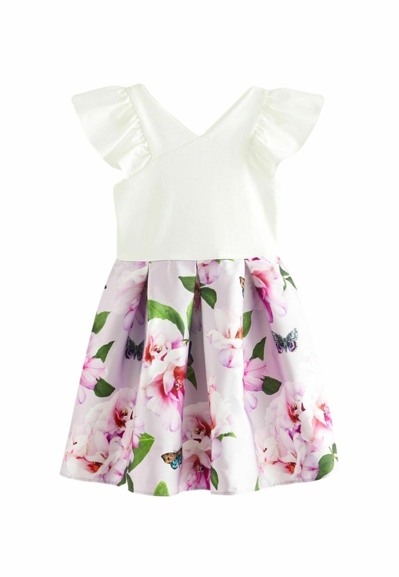Robe blanche sans manches avec épaules volantées et jupe évasée ornée de fleurs roses, de feuilles vertes et d'imprimés papillons.