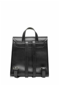 Czarna skórzana plecak o ustrukturyzowanym kształcie, z dwoma górnymi uchwytami, przednią kieszenią oraz regulowanymi paskami po bokach.