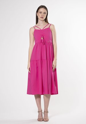 Roze gelaagde midi-jurk met een strikdetail bij de buste en dunne schouderbandjes. Glad katoen met een ontspannen pasvorm.