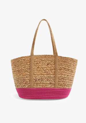 Wiklinowa torba na ramię z jasnobrązowym korpusem i jaskraworóżowym spodem, wyposażona w dwa solidne uchwyty i przestronny, otwarty design.