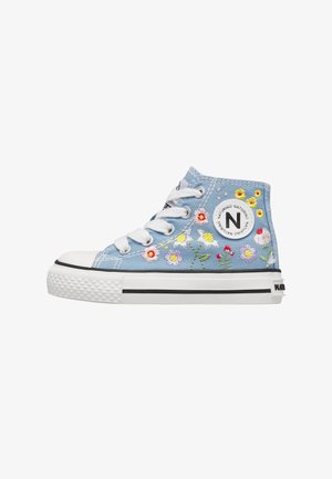 Hellblauer Sneaker mit hohem Schaft, weißen Schnürsenkeln, Gummisohle sowie bunten bestickten Blumen und einem runden Naturino-Logo-Patch.