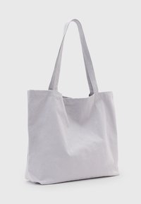 Borsa tote in tela grigia chiara con manici piatti e allungati e un design semplice. La texture è morbida, senza hardware visibile o motivi.