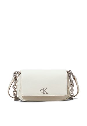 Bolso de cuero blanco con cierre de solapa, logotipo embosado y una correa de cadena plateada. Textura suave y diseño estructurado.