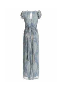 Robe maxi plissée bleu clair sans manches avec un col en clé et une ceinture à nouer assortie à la taille.