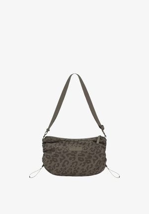 Schoudertas met luipaardprint in een gedempte bruine kleur, gemaakt van zacht materiaal, met een verstelbare band en trekkoordaccenten aan de zijkanten.