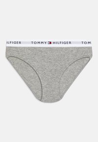 Graue Baumwoll-Bikini-Unterwäsche mit einem weißen Bund, der das Logo "TOMMY HILFIGER" in Schwarz und Rot zeigt. Weicher Stoff, klassisches Design.