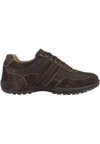 Braune Wildledersneaker mit Gummisohle, akzentuiert durch dunkelbraune Streifen und helle Nähte. Verfügt über eine abgerundete Zehenpartie und eine Schnürung.