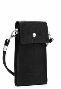 Pochette pour smartphone en cuir noir avec une surface texturée, fermeture par rabat supérieur, bouton-pression en argent, et sangle détachable pour le porter.