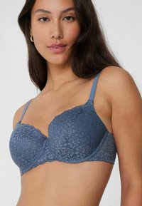 Blaue Spitzen-Balconette-Bra mit geformten Cups, gewelltem Rand und verstellbaren Trägern. Strukturierter Blumenmuster über das gesamte Oberteil.