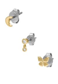 Set aus drei Ohrringen: ein silberner Halbmond, ein gold- und silberfarbener Tropfen mit zwei klaren Steinen, ein goldener Schmetterling auf silberner Unterlage.