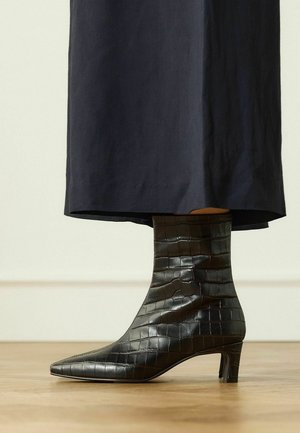 Manfield, Ankle boots - braun