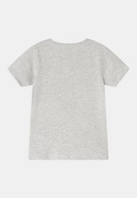 Graues kurzärmliges T-Shirt aus weichem Stoff, mit Rundhalsausschnitt und schlichtem Design in glatter Textur.