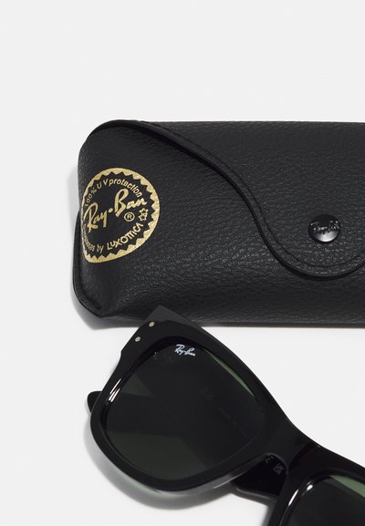 Черни слънчеви очила Ray-Ban с тъмни лещи, квадратна рамка и детайли с логото. С придружаваща текстурирана черна кутия с златен емблем.