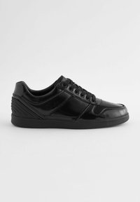 Juodas sintetinės medžiagos sneakers'as su blizgiu paviršiumi, apvaliu pirštu, raištelių užsegimu, paminkštintu apykakle ir tekstūruotais kulno akcentais.
