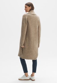 OPUS Vest - macadamia