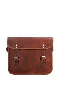 Sac en cuir marron en bandoulière avec un rabat, deux fermetures à boucle, des clous en métal argenté et une couture visible. Texture lisse et forme rectangulaire.