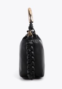 Bolso de mano de cuero negro con correa de cuero trenzada y asa metálica dorada brillante, mostrado de lado sobre fondo blanco.