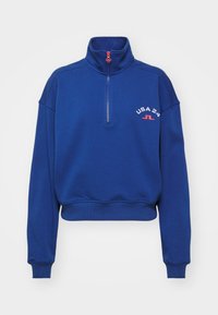 Sudadera de forro polar azul con un cuello alto, que presenta un cierre frontal de media cremallera y un logo "USA 24" en blanco y rojo en el pecho.