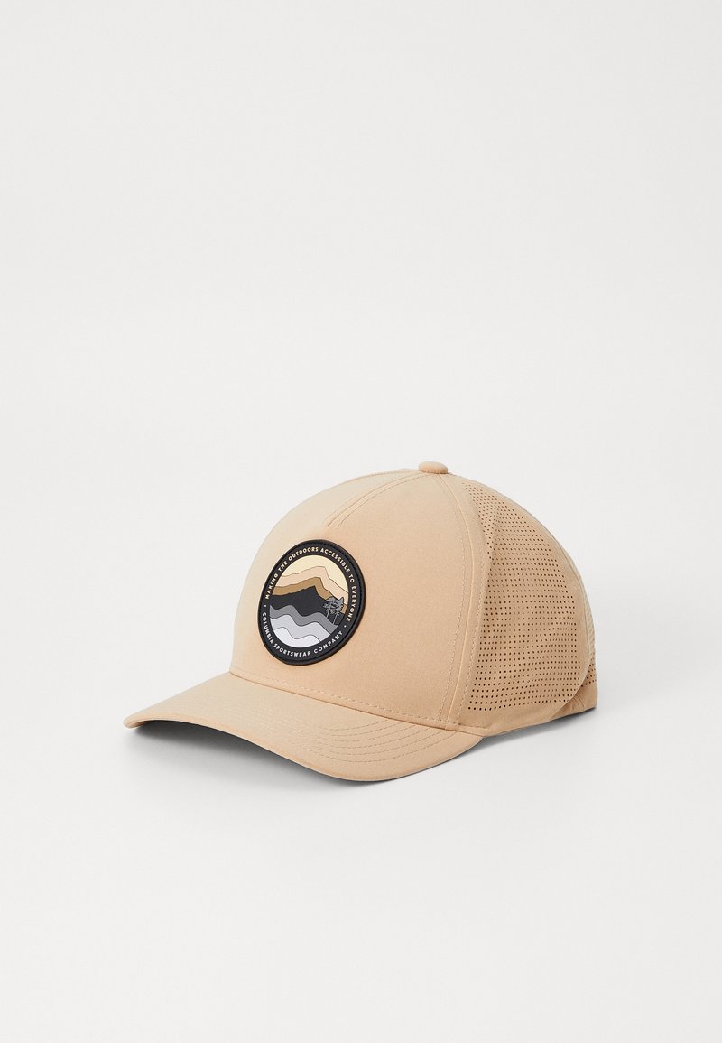 Beige színű baseballsapka hálós oldalakkal és lapos karimával, amelyen egy kör alakú folt található hegy és hullám mintával barnában, szürkében és fehérben.