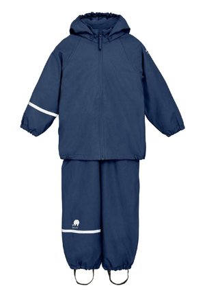 Granatowa wodoodporna kurtka dziecięca z kapturem i dopasowanymi spodniami, elastycznymi mankietami, odblaskowymi paskami i paskami na stopy dla pewnego dopasowania.