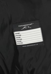 Black jacket fabric featuring a white label with "SWEDEMOUNT," space for name and phone, and a mountain graphic above the text.