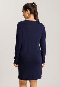 Abito lungo a maniche della marina, realizzato in tessuto morbido, con scollatura rotonda, vestibilità slim e orlo leggermente curvato sul retro.