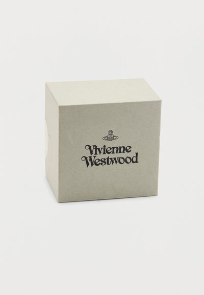 Μπεζ κουτί με το λογότυπο Vivienne Westwood και το σύμβολο σφαίρας τυπωμένα με μαύρο στην εμπρός όψη, τοποθετημένο σε απλό λευκό φόντο.