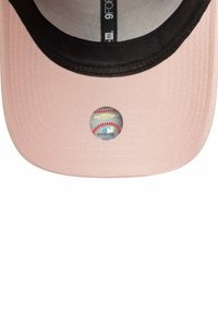 Cappellino da baseball rosa chiaro con visiera nera, dotato di un'etichetta da baseball cucita al centro, realizzato in un tessuto liscio con una superficie testurizzata.