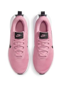 Zapatillas deportivas rosas con parte superior de malla, puntera redonda, acentos negros en la lengüeta y el logotipo lateral, y una suela de goma blanca.